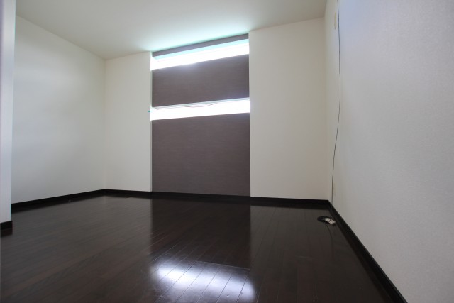 窓は細長&times;2です。