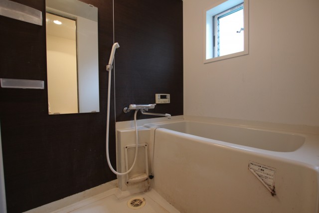 お風呂場は黒基調。