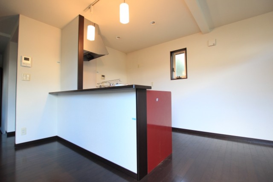 赤キッチンのLDK、かわいいですね。モンスターボールみたい。