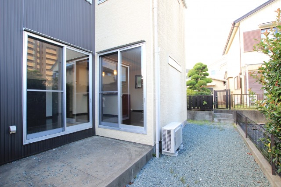 テラス前には庭もついてますよ！