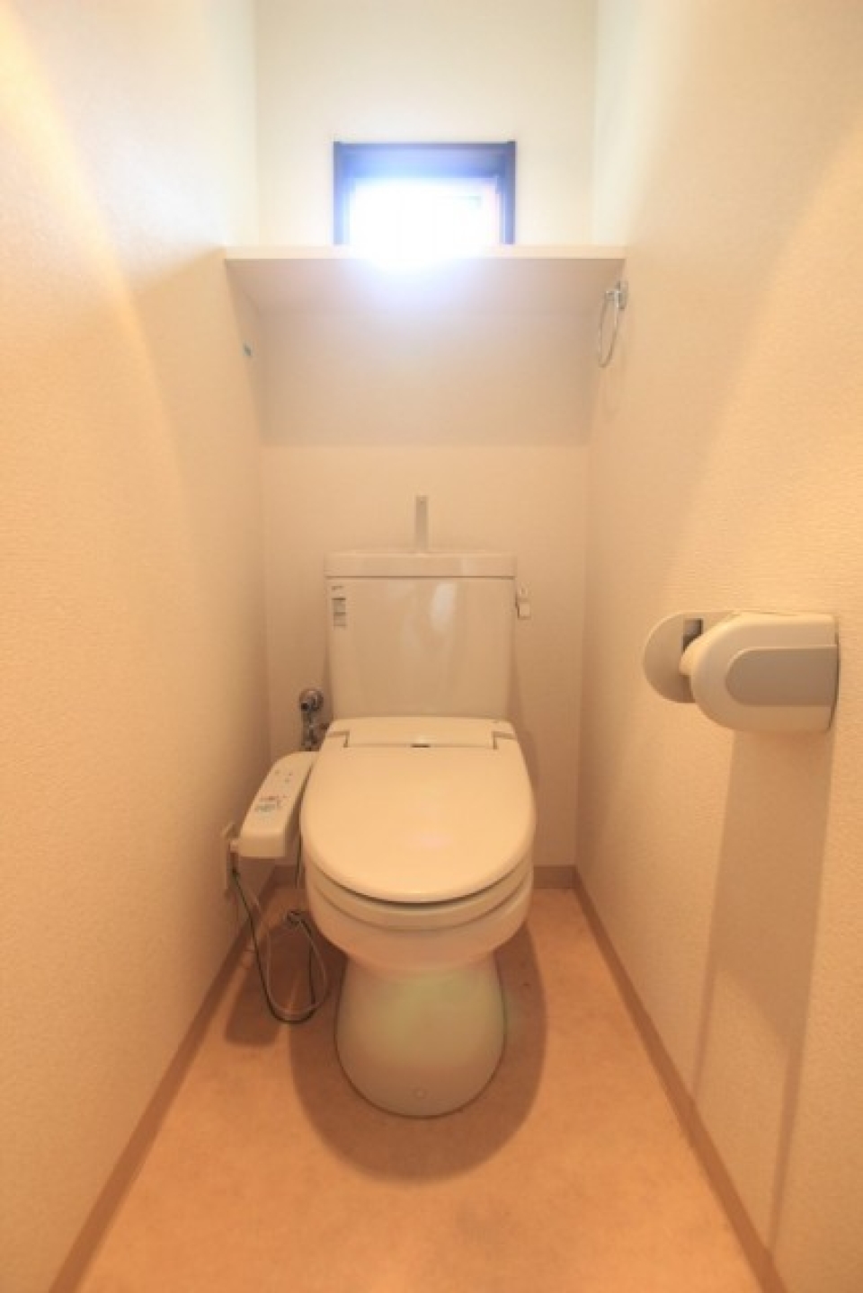 トイレは窓付きです。