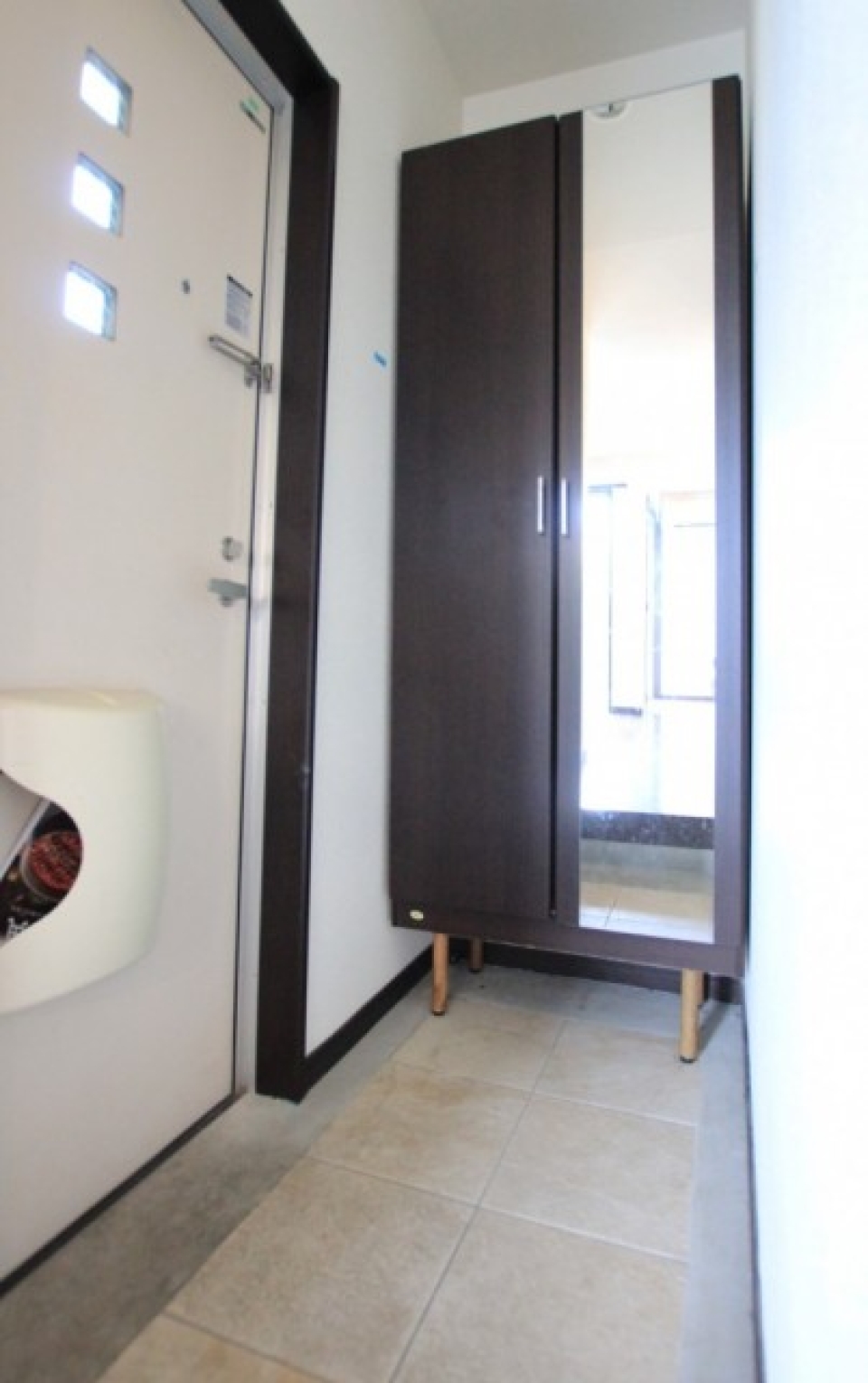 玄関に大きな鏡があります。