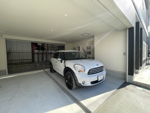 駐車場スペースゆったり。2台駐車可能です。