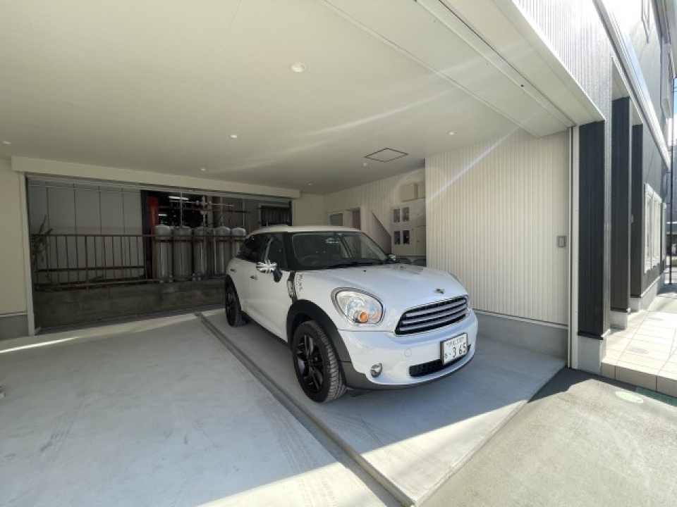 駐車場スペースゆったり。2台駐車可能です。