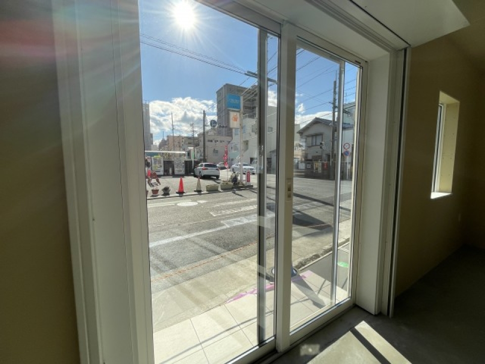 店舗の出入り口からも太陽の光がばっちり入ってきます。