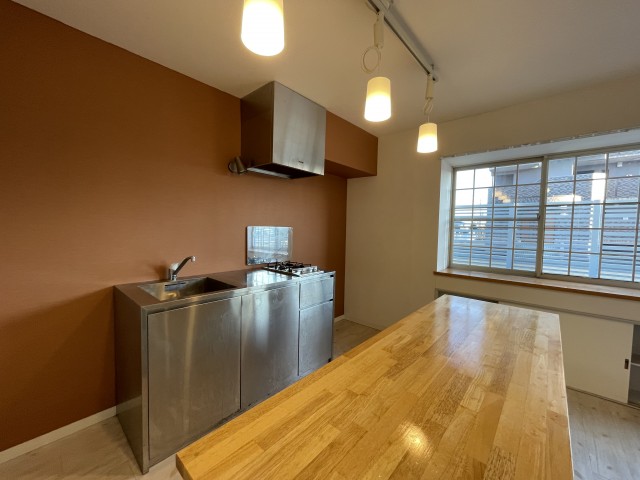 キッチン横は出窓がついています。