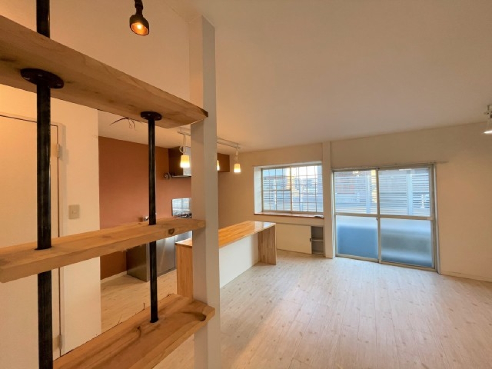 お洒落な棚で収納にもインテリアにもなります。