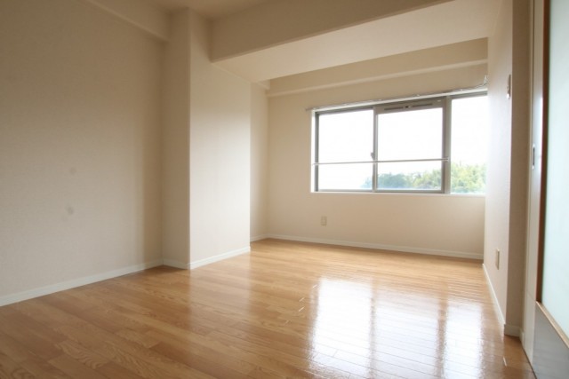 光が降り注ぐ洋室