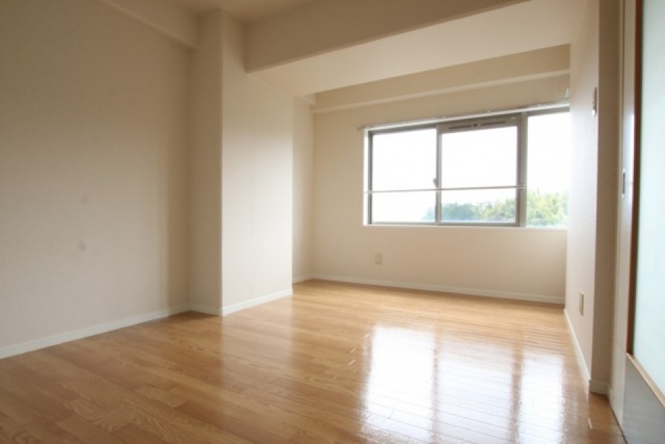 光が降り注ぐ洋室