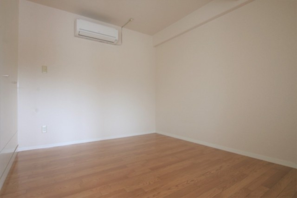 奥の洋室です。シンプル