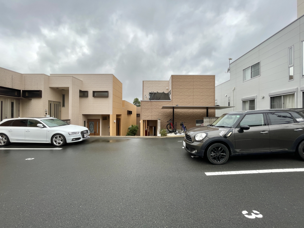 駐車場は建物前