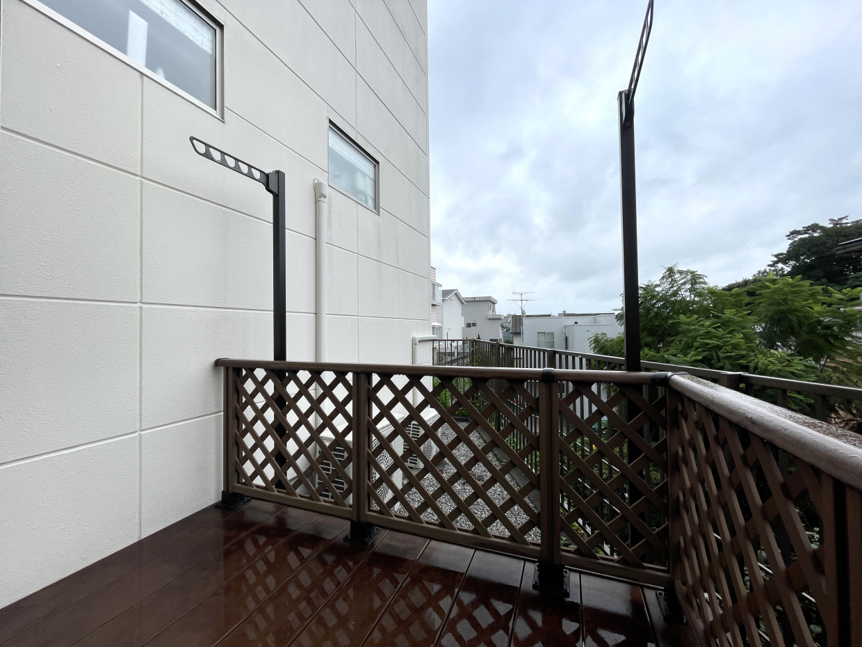 バルコニーはウッドデッキ