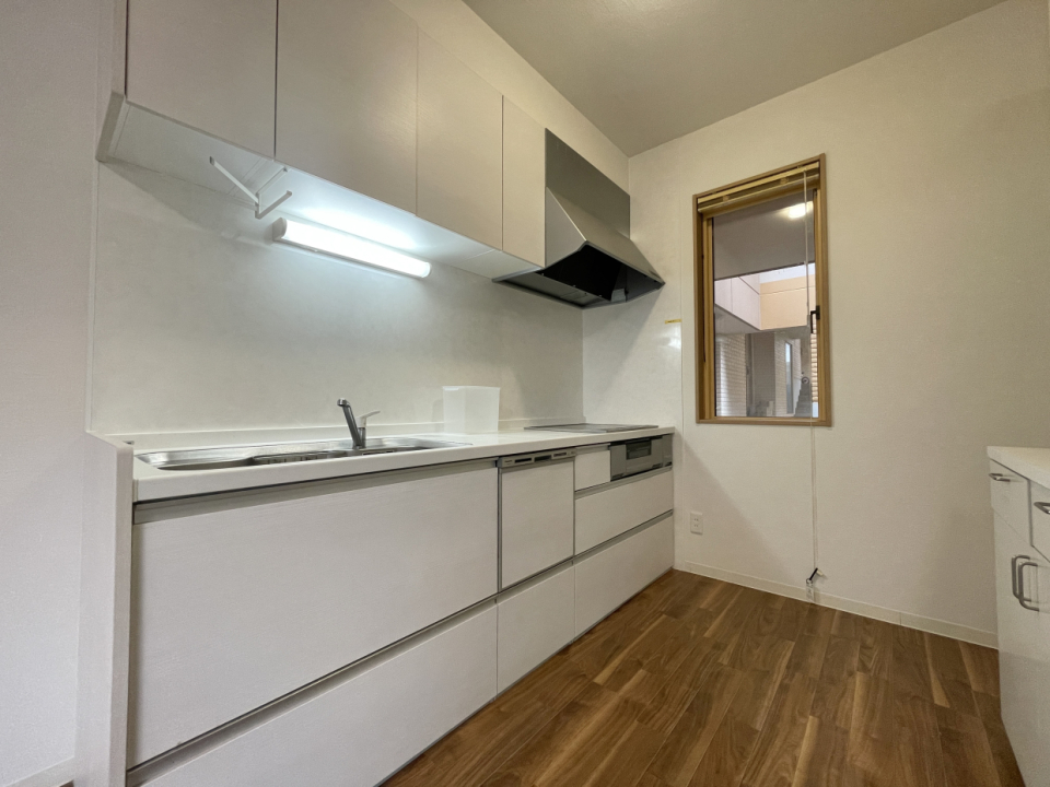 IHの3口コンロにグリル付きのシステムキッチン