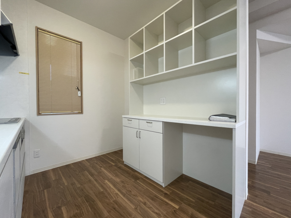 背面には備え付けの大きめの棚。入居すぐからキッチンは整頓できそう