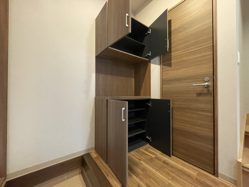 下駄箱。上下に入れられます