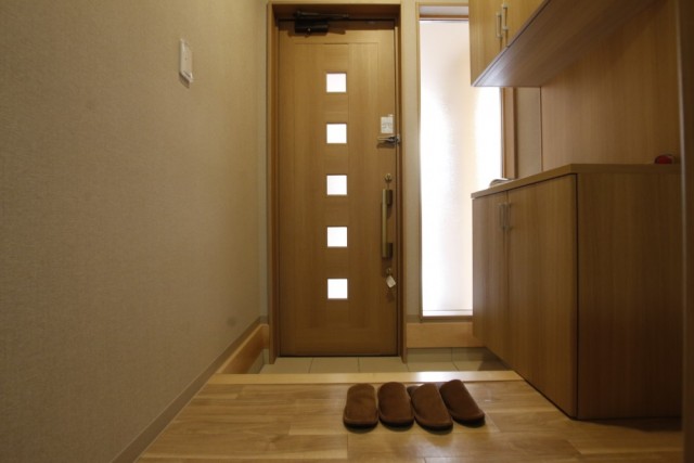 玄関は広々