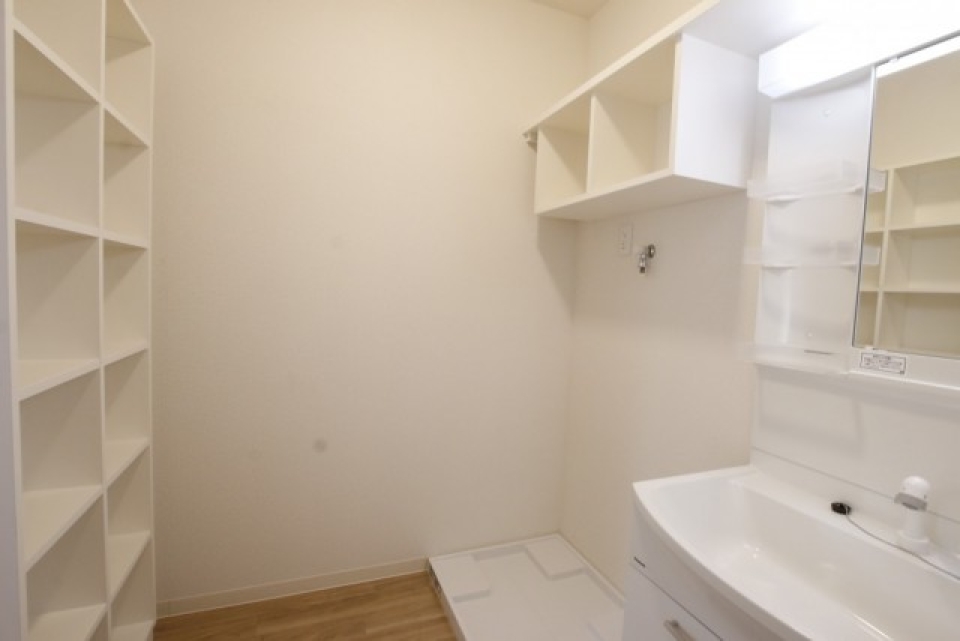 洗面には収納が設置済み