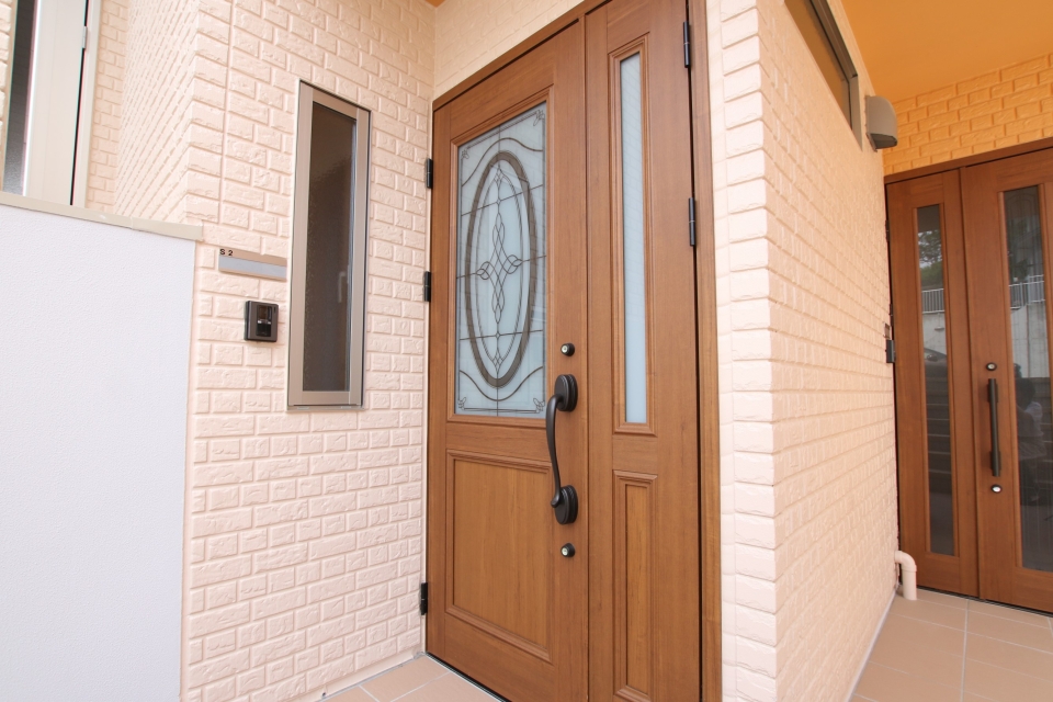 ドアのデザインはまるでカフェ。すてき。