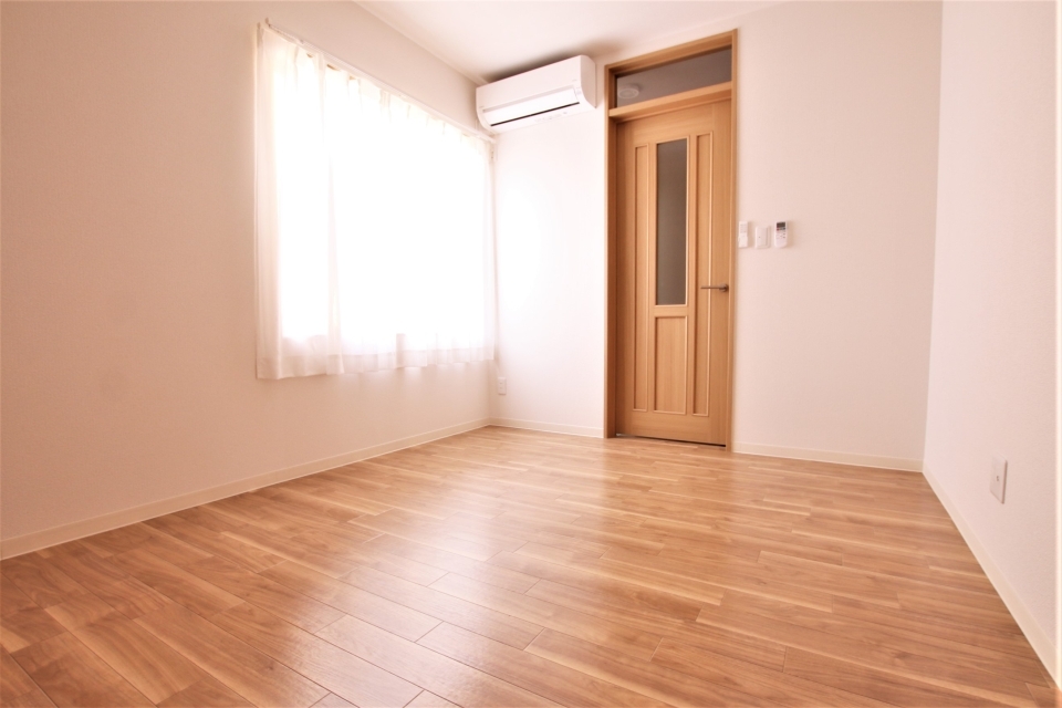 6帖の洋室。これまたドアがおしゃれ。