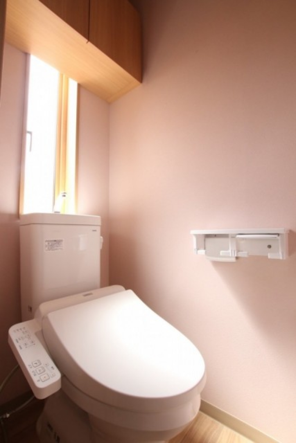 2階にもあるので夜中のトイレも困らない。