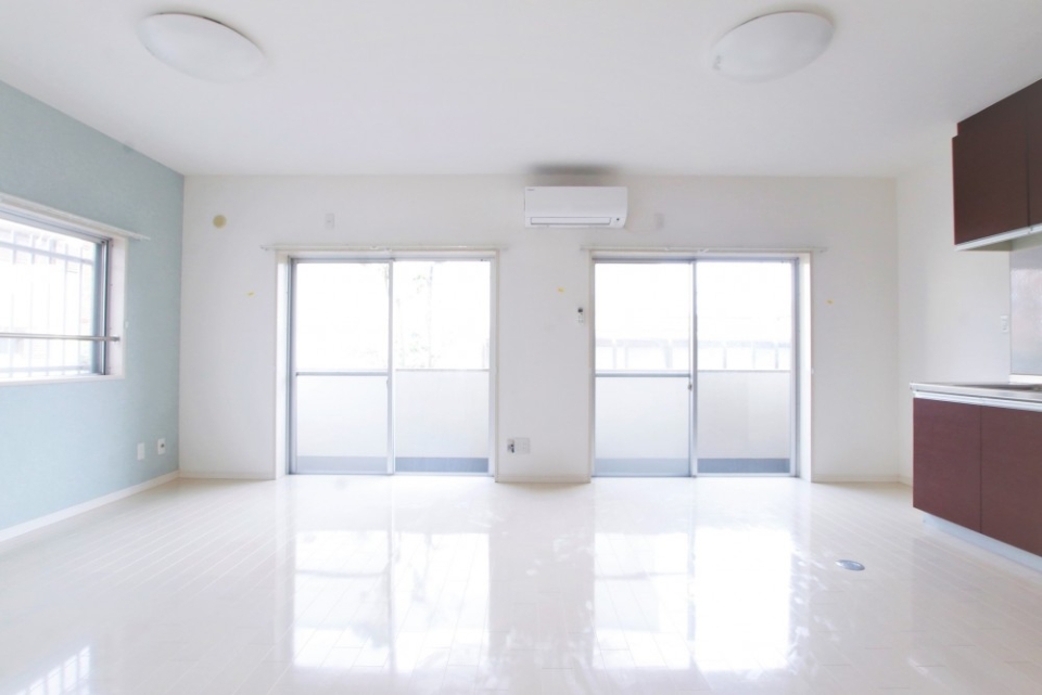 左は水色、右はえんじ色