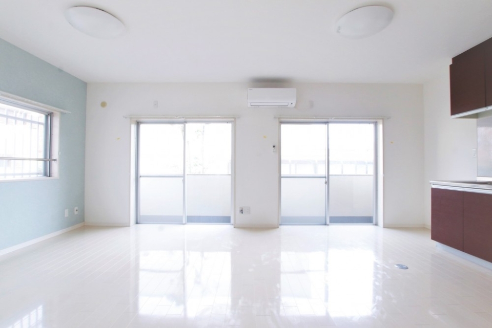 左は水色、右はえんじ色