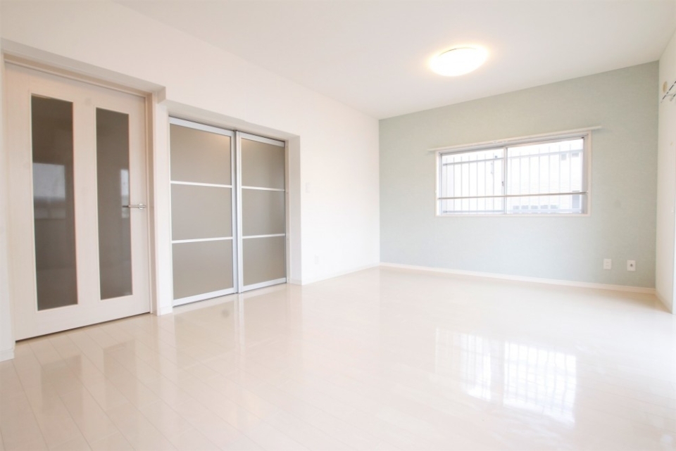 分かりにくいけど奥の壁は水色