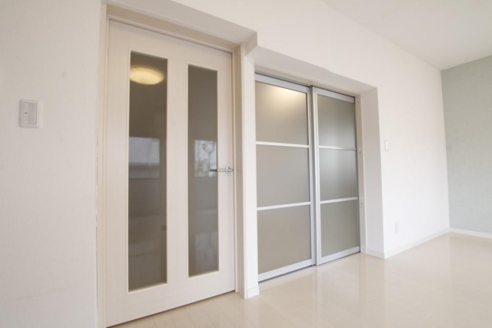 光を奥の部屋に届けるドア！