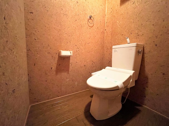 収納棚付きのトイレ。