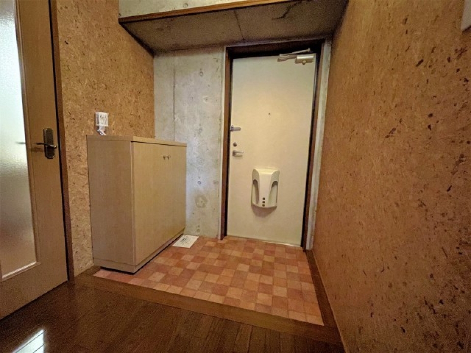 シューズボックス付きの玄関。