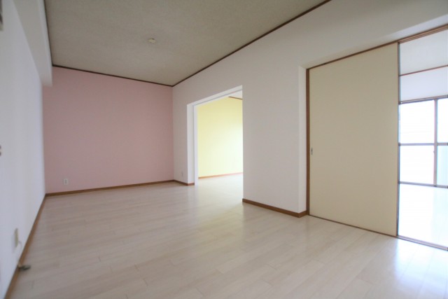 パステルピンク&パステルイのエローアクセントクロスが可愛らしい