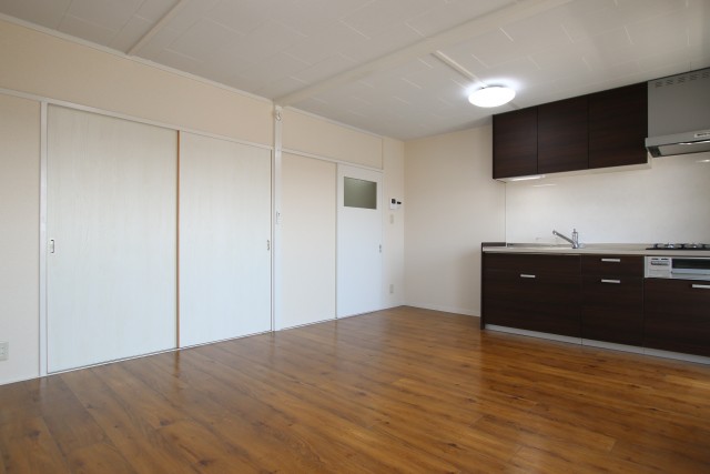 12帖のLDK。奥の扉は、、