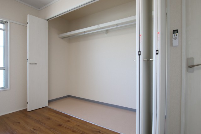 奥行きもある大きなハンガークローゼット。