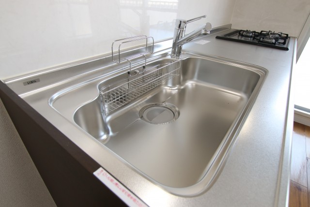 広ーいシンクと3口コンロ。