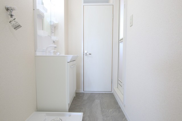 脱衣洗面所は真っ白な空間。