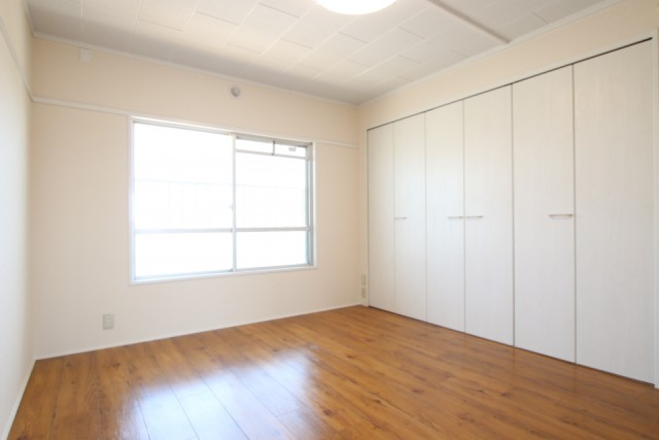 6帖の洋室。明るい。