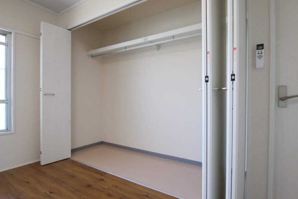 奥行きもある大きなハンガークローゼット。