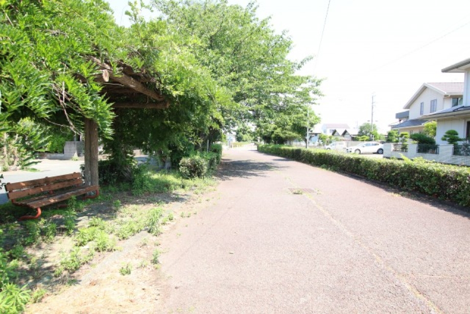 すぐ脇に緑道が。