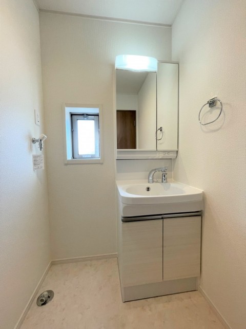 白くて明るい洗面脱衣所