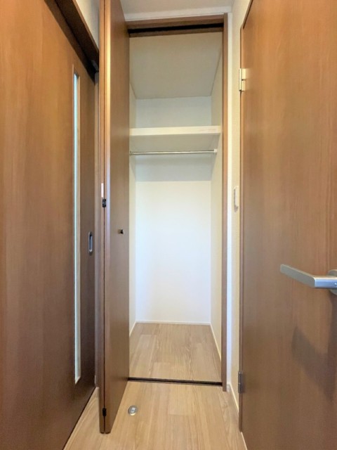 玄関ホールにも便利な収納があります