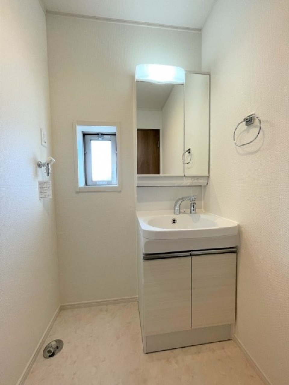 白くて明るい洗面脱衣所