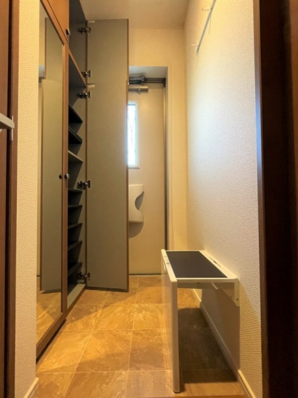 折り畳み式の座り台で靴の脱ぎ履きも楽ちん