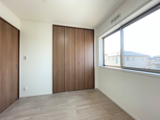 洋室4.8帖にもクローゼット付。