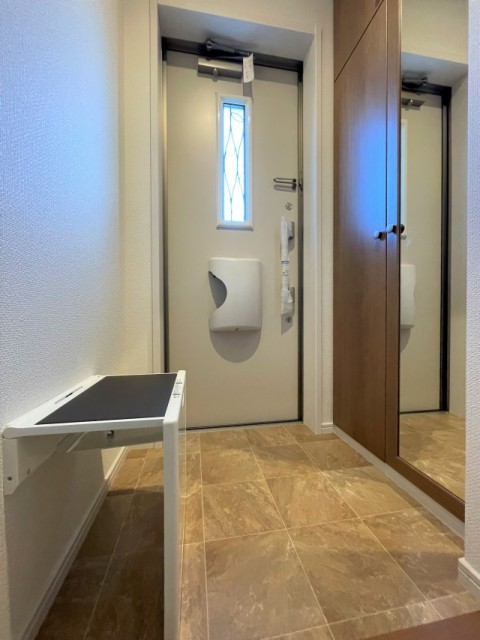 折り畳み式の座り台で靴の脱ぎ履きも楽チン♪