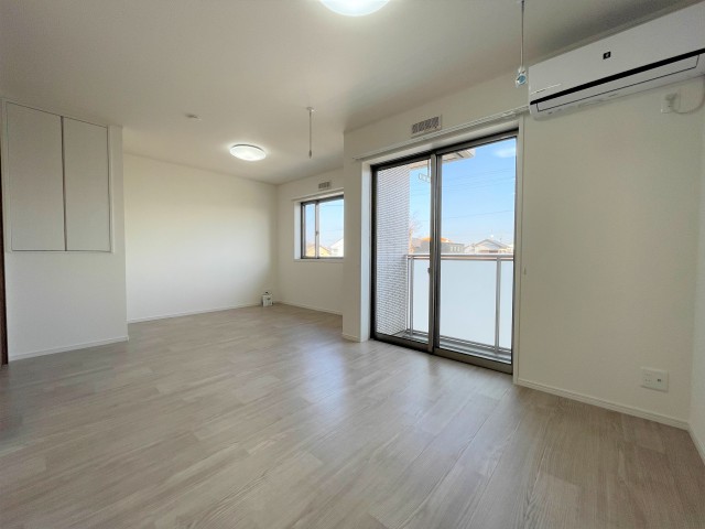 窓が2つあるので明るいお部屋