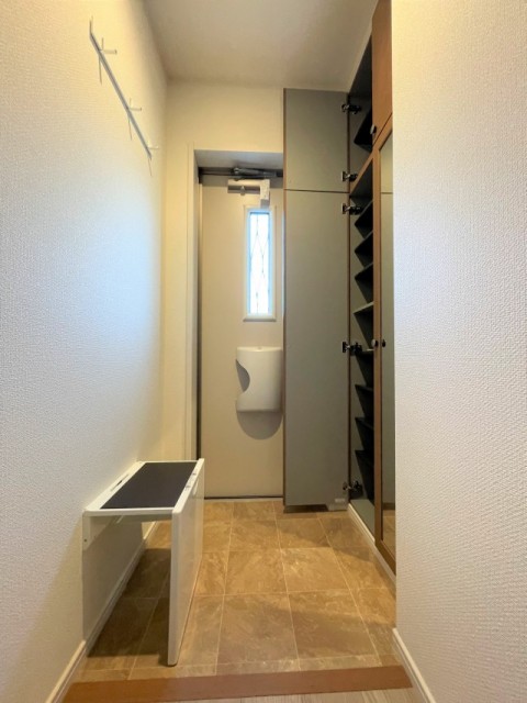 靴の脱ぎ履きに便利な折り畳み式の座り台。