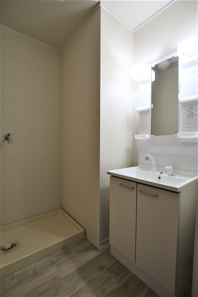 水回りの床は清潔感が出る白ですね