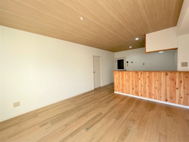 LDK別角度。木目調のキッチンがGOOD。