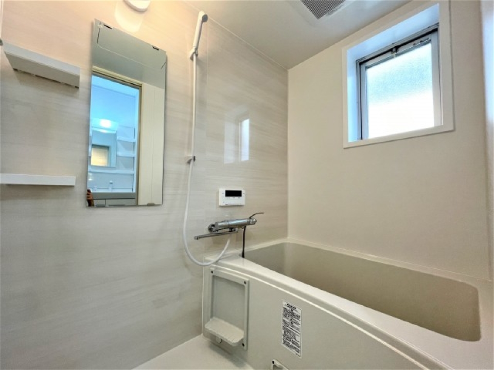 窓＆鏡付きの浴室。