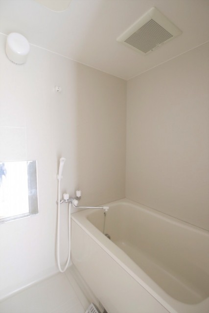 鏡付きの浴室。